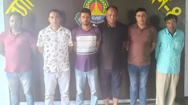 পুলিশ-সেনাবাহিনীতে চাকরির প্রতারণায় গ্রেফতার ৬