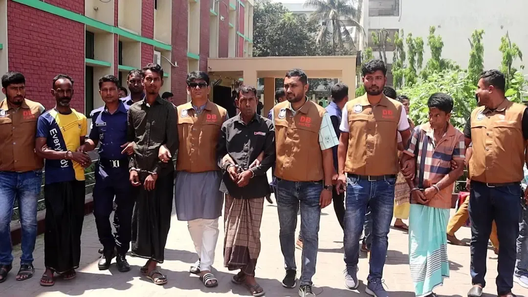 নওগাঁয় সড়ক অবরোধ করে ডাকাতির ঘটনায় চার ডাকাত গ্রেপ্তার