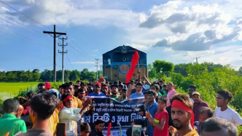 পাহাড়িকা এক্সপ্রেস আটকে দিলেন চা-শ্রমিকরা