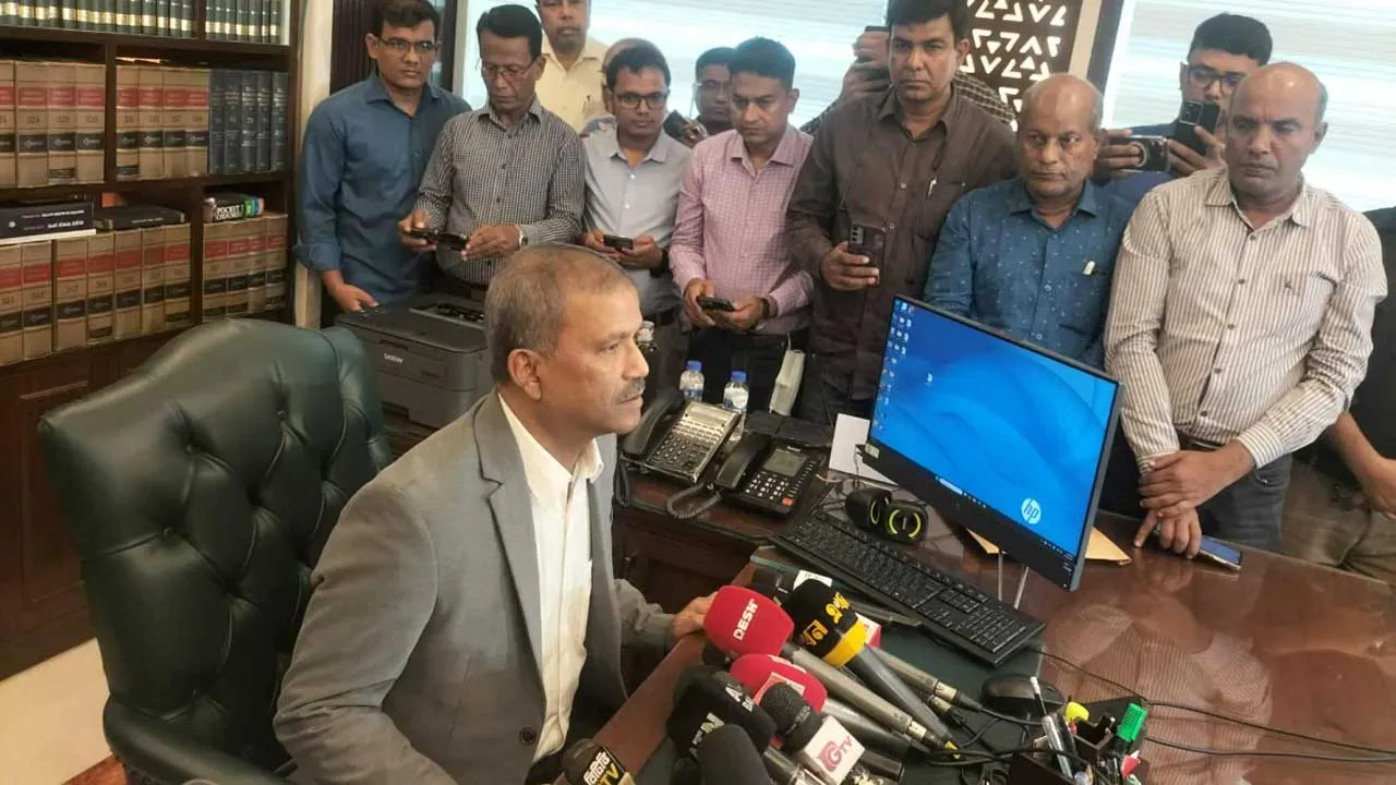 শেখ হাসিনাকে দেশে আনতে ভারতের কাছে আবারও চিঠি লিখব : আইন উপদেষ্টা