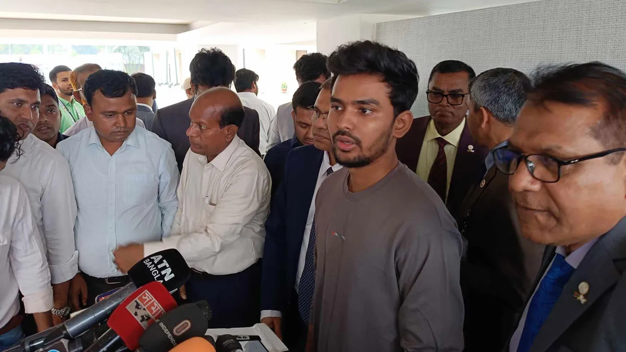 ‘অতিরিক্ত চাপ’ থেকে ডিসিরাও আগে স্থানীয় সরকার নির্বাচন চায়: আসিফ মাহমুদ