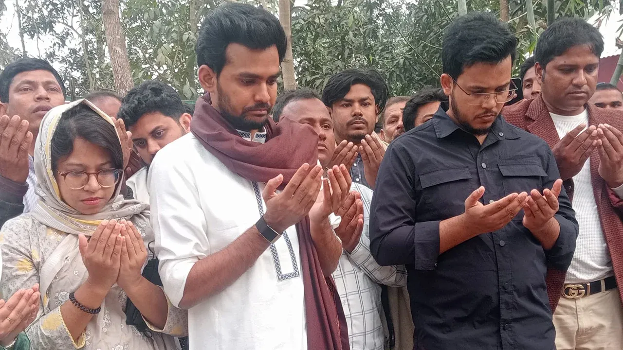 দিল্লীর দাস কোনো দলের কথা রাজনীতিতে গুরুত্বপূর্ণ নয়