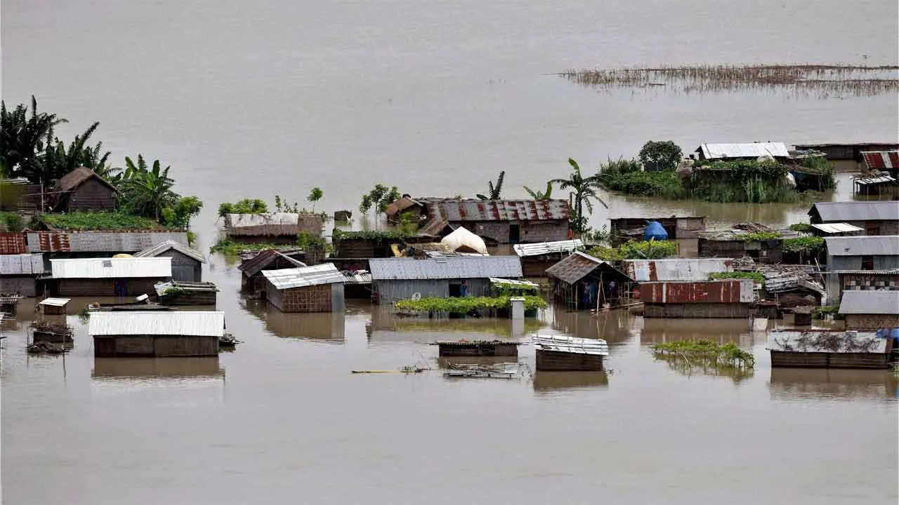 আসামে ব্যাপক বন্যা : উপদ্রুত ১৯ জেলায় পানিবন্দি ৬ লক্ষাধিক মানুষ