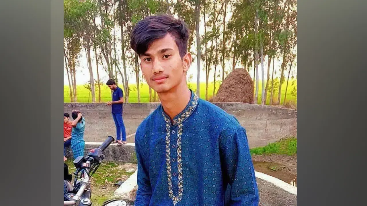 তিতুমীর এক্সপ্রেস ট্রেনের ধাক্কায় যুবকের মৃত্যু