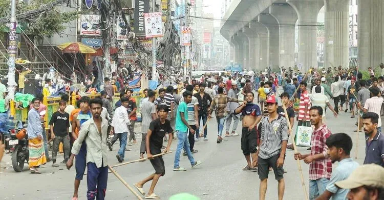 মিরপুরে পুলিশ-অটোরিকশা চালকদের সংঘর্ষ, পাল্টাপাল্টি ধাওয়া
