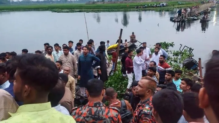 ঈদে ঘুরতে গিয়ে ভাসমান সেতু উল্টে ভাইবোনসহ ৪ জনের মৃত্যু