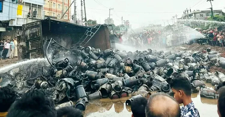 বেহাল সড়কে উল্টে গেলো সিলিন্ডার বোঝাই ট্রাক