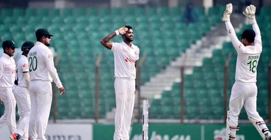 এবাদতের পেসে সাজঘরে ফিরলেন আয়ার