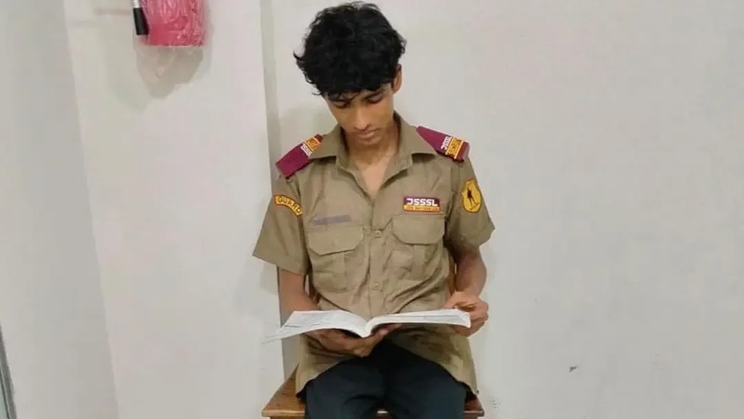 বাবাকে দাফনের পর রাতভর বুথে ডিউটি, সকালে দিলেন এইচএসসি পরীক্ষা