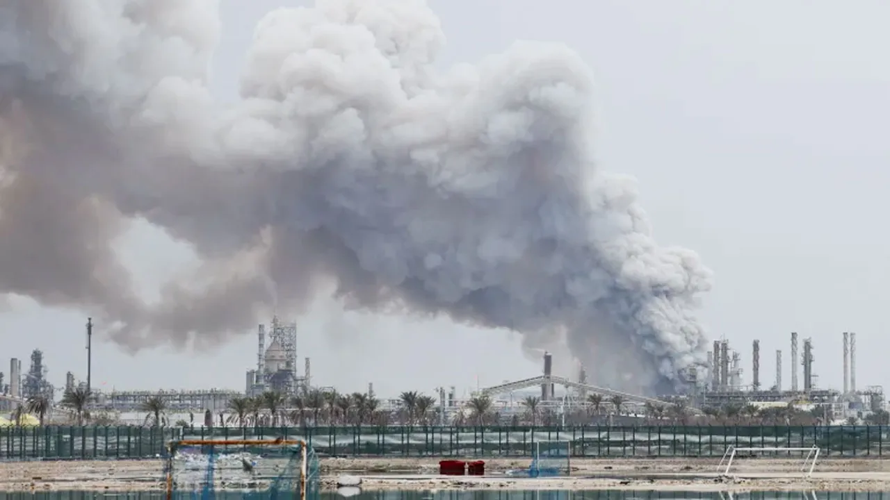 বাহরাইনের বৃহত্তম তেল শোধনাগারে ড্রোন হামলা ইরানের