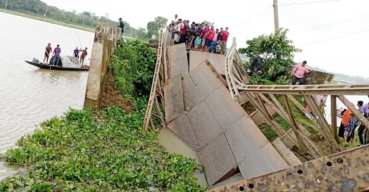 সেতু ভেঙে নদীতে মালবাহী ট্রাক, চালক-হেলপার নিখোঁজ