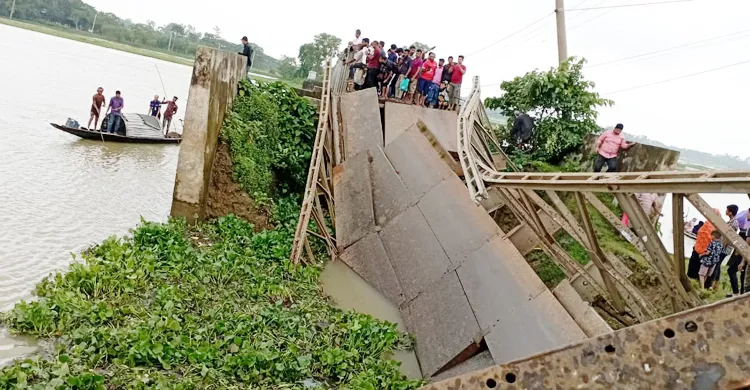 সেতু ভেঙে নদীতে মালবাহী ট্রাক, চালক-হেলপার নিখোঁজ