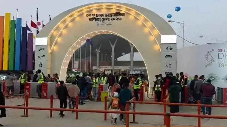 ছুটির দিনে ঢাকা বাণিজ্য মেলায় দর্শনার্থীদের ঢল