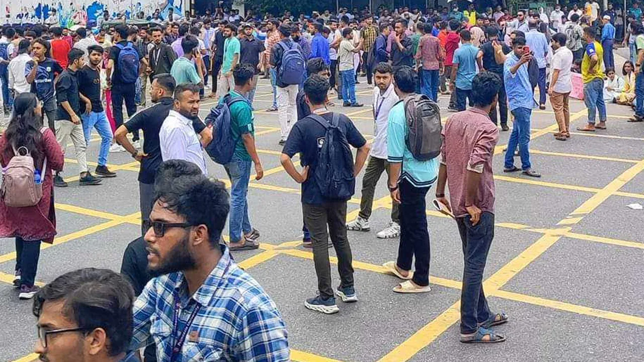 সড়ক অবরোধ করে প্রাইম এশিয়া বিশ্ববিদ্যালয় শিক্ষার্থীদের আন্দোলন