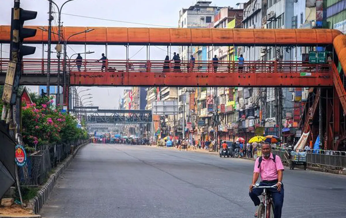 বনানীতে দুই ঘণ্টা পর সড়ক ছাড়লেন শ্রমিকরা, যান চলাচল স্বাভাবিক