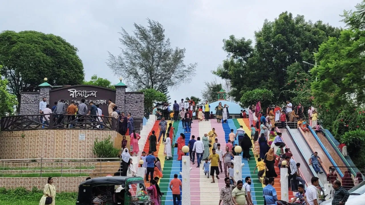 মেঘ-পাহাড়ের টানে বান্দরবানে পর্যটকের ভিড়