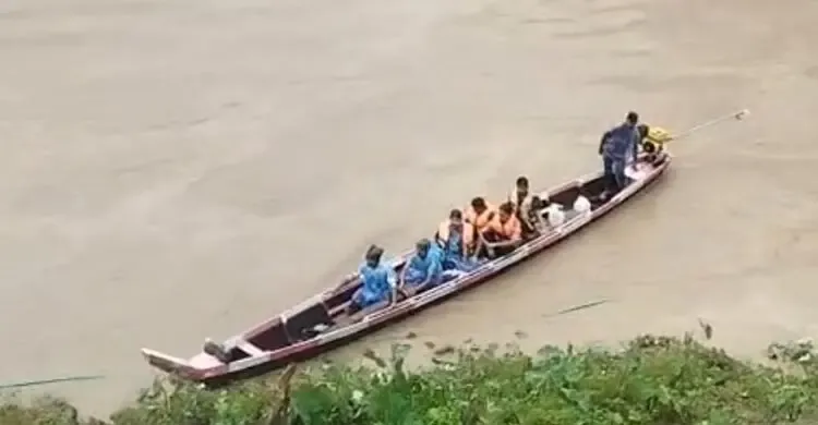 নাফাখুমে আটকা পড়া ৭০ পর্যটক নিরাপদে ফিরেছেন