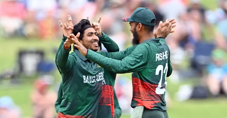 টানা দুই ওভারে উইকেট তুলে ম্যাচে ফিরলো বাংলাদেশ