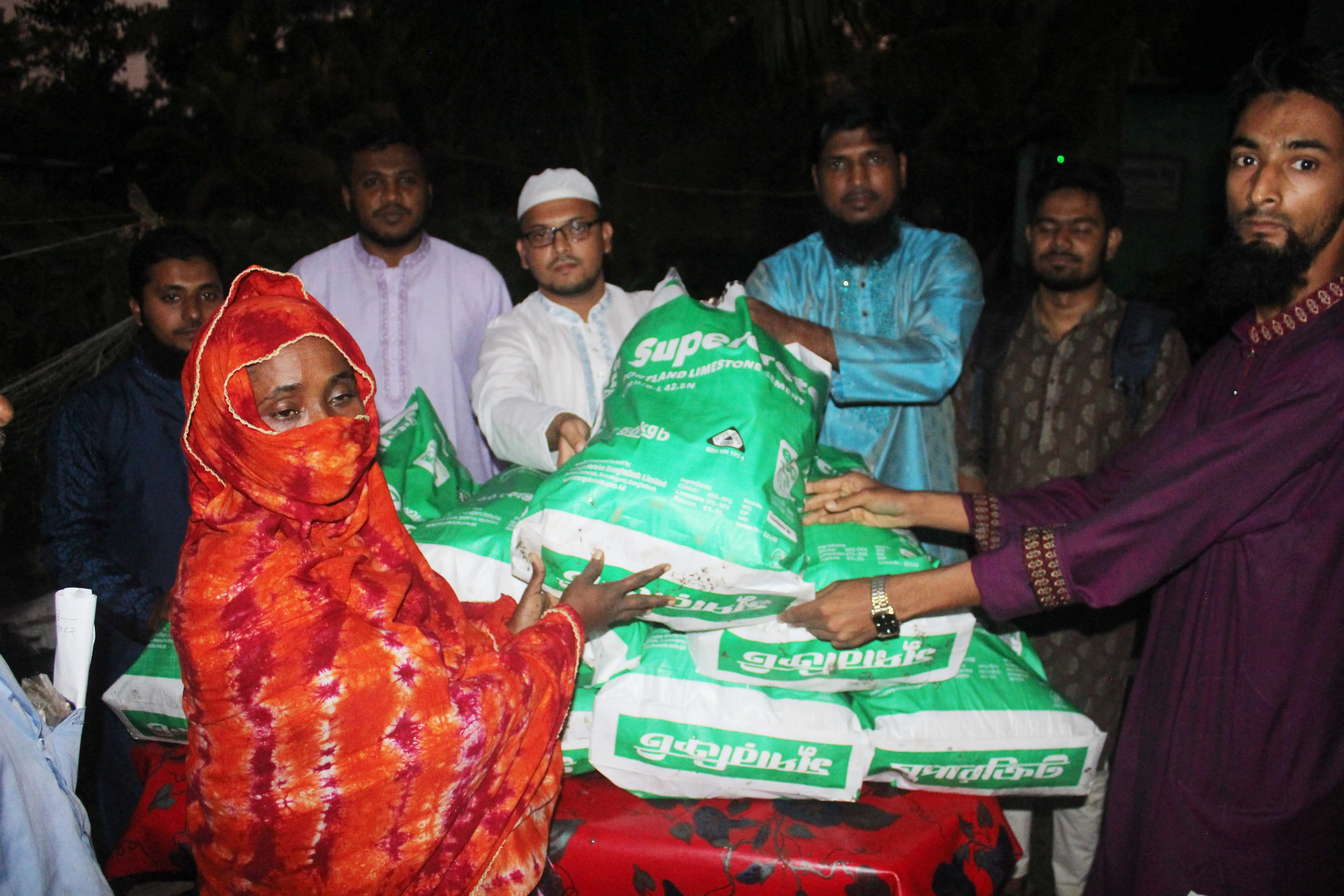 ঘুর্ণিঝড় সিত্রাং : ক্ষতিগ্রস্তদের মাঝে ছাত্রশিবিরের সহায়তা