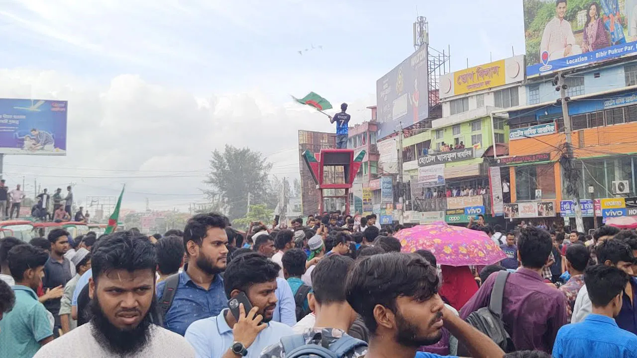 মহাসড়কে স্কুল-কলেজের শিক্ষার্থীরা, কার্যত অচল বরিশাল শহর
