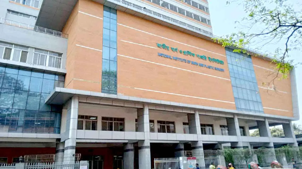 মোহাম্মদপুরে প্রাইভেটকারের গ্যাস সিলিন্ডার বিস্ফোরণে শিশুসহ দগ্ধ ৮