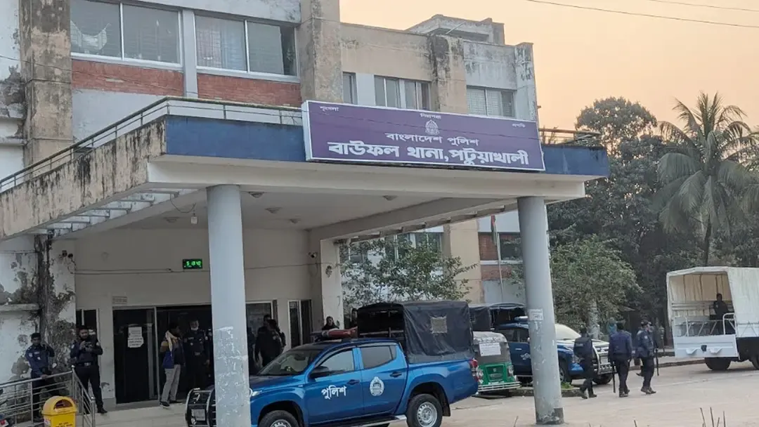 পাওনা মজুরি চাওয়ায় মা-তিন ছেলেকে কুপিয়ে জখম