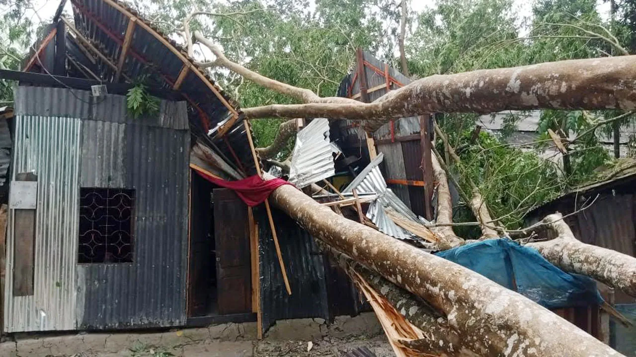 বাউফলে ঝড়ে দুইজনের মৃত্যু, ব্যাপক ক্ষয়ক্ষতি