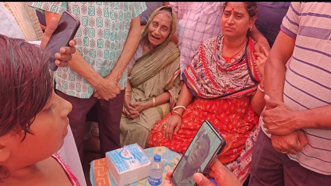 বাউফলে নিহত উজ্জ্বল কর্মকারের পরিবারের পাশে দাঁড়ালেন ড. মাসুদ এমপি