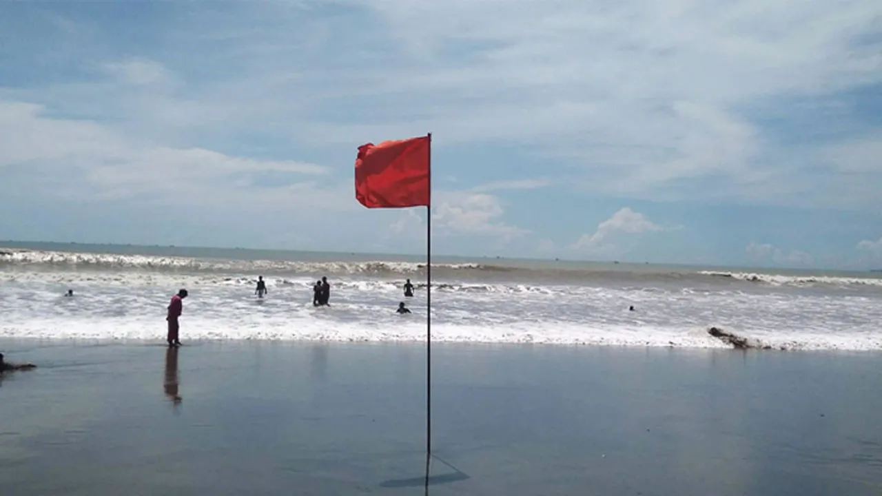 চার সমুদ্র বন্দরে ৩ নম্বর সতর্ক সংকেত