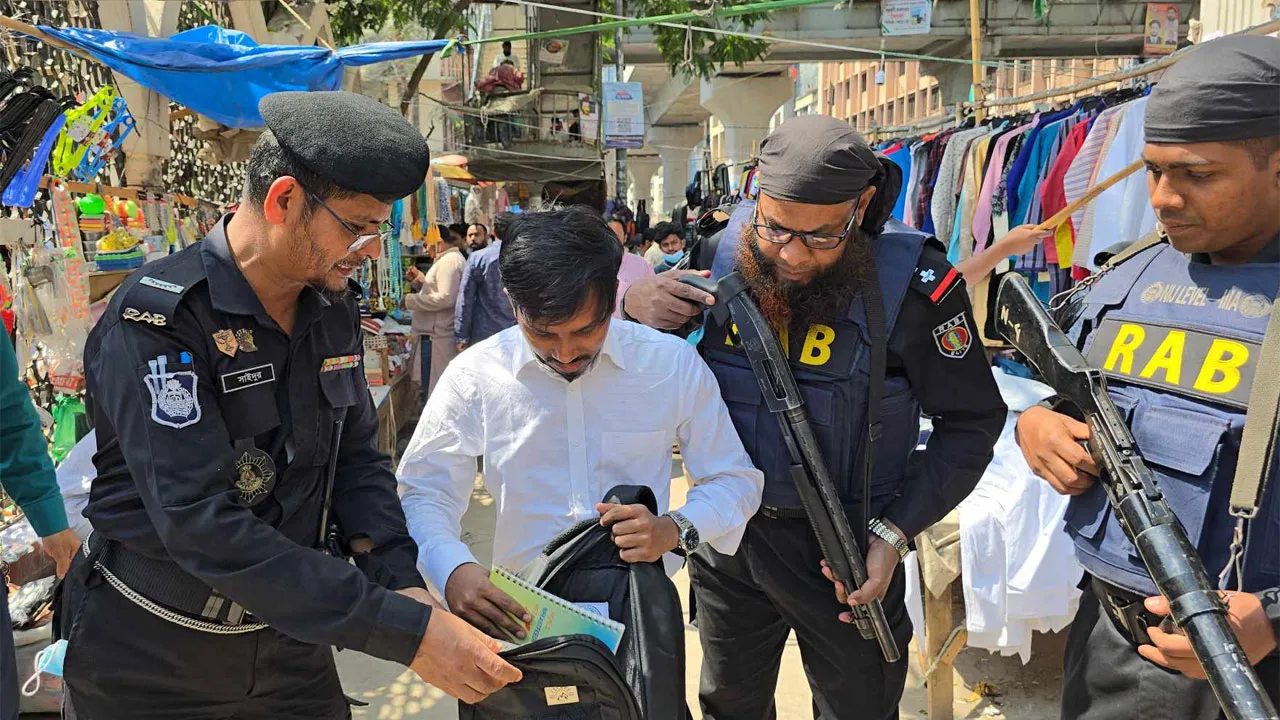 হিযবুত তাহরীরের কর্মসূচী ঘিরে বায়তুল মোকাররমে সতর্ক অবস্থানে পুলিশ