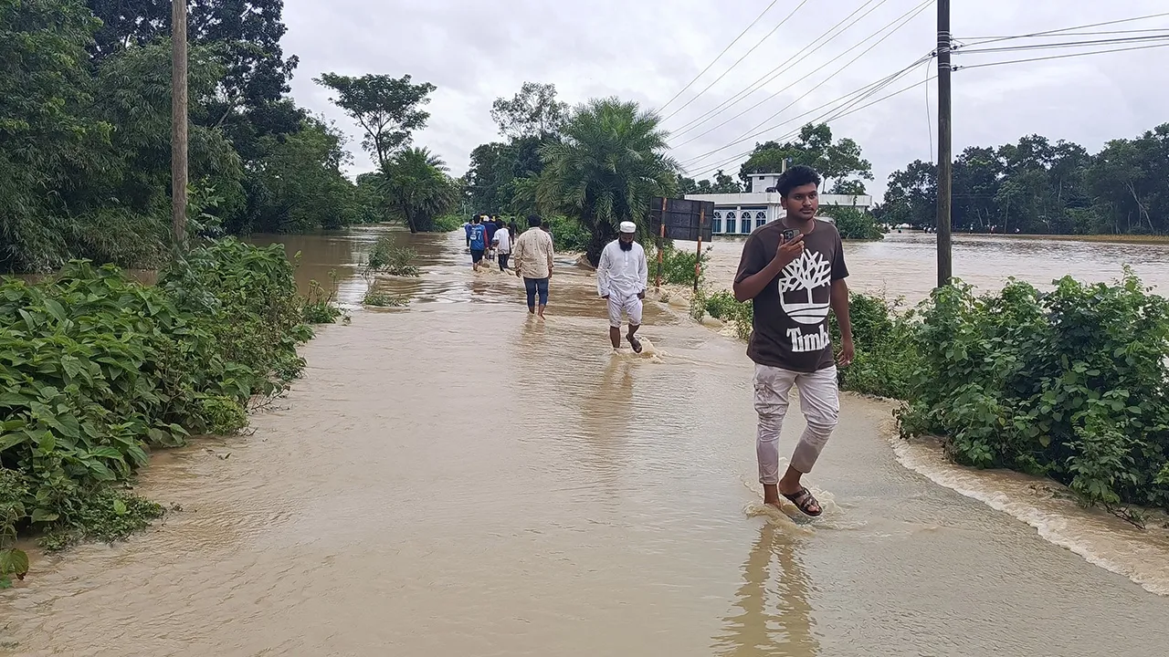 আখাউড়ায় কমতে শুরু করেছে বন্যার পানি