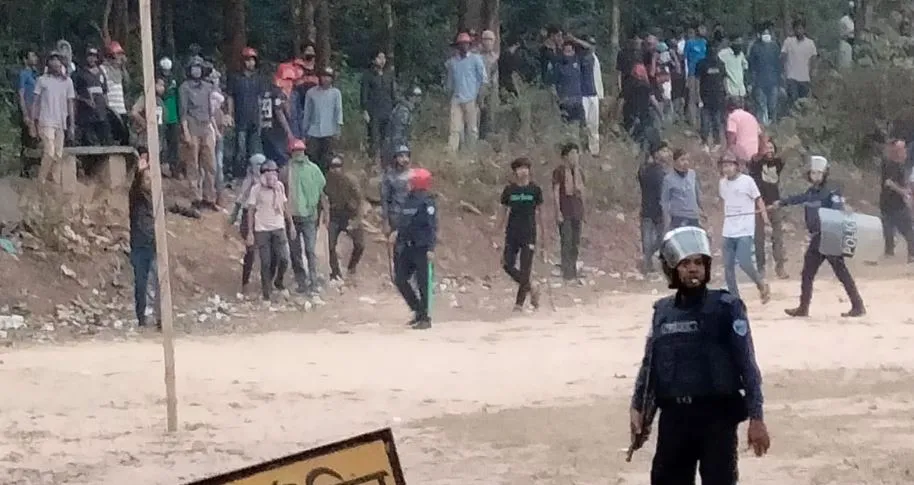 ফের চবিতে ছাত্রলীগের দুই গ্রুপের সংঘর্ষ, রুম ভাঙচুর