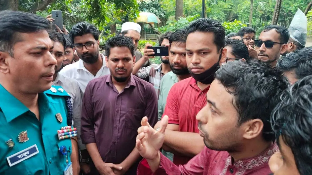 বিসিএসে পদ বাড়ানোর দাবিতে যমুনায়, আটকে দিয়েছে পুলিশ