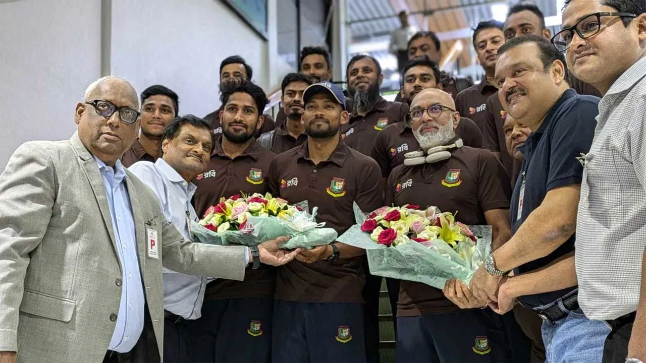 বিমানবন্দরে ফুল দিয়ে বরণ করা হলো শান্তদের