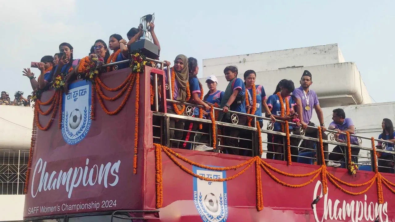 ছাদ খোলা বাসে চ্যাম্পিয়নদের যাত্রা শুরু