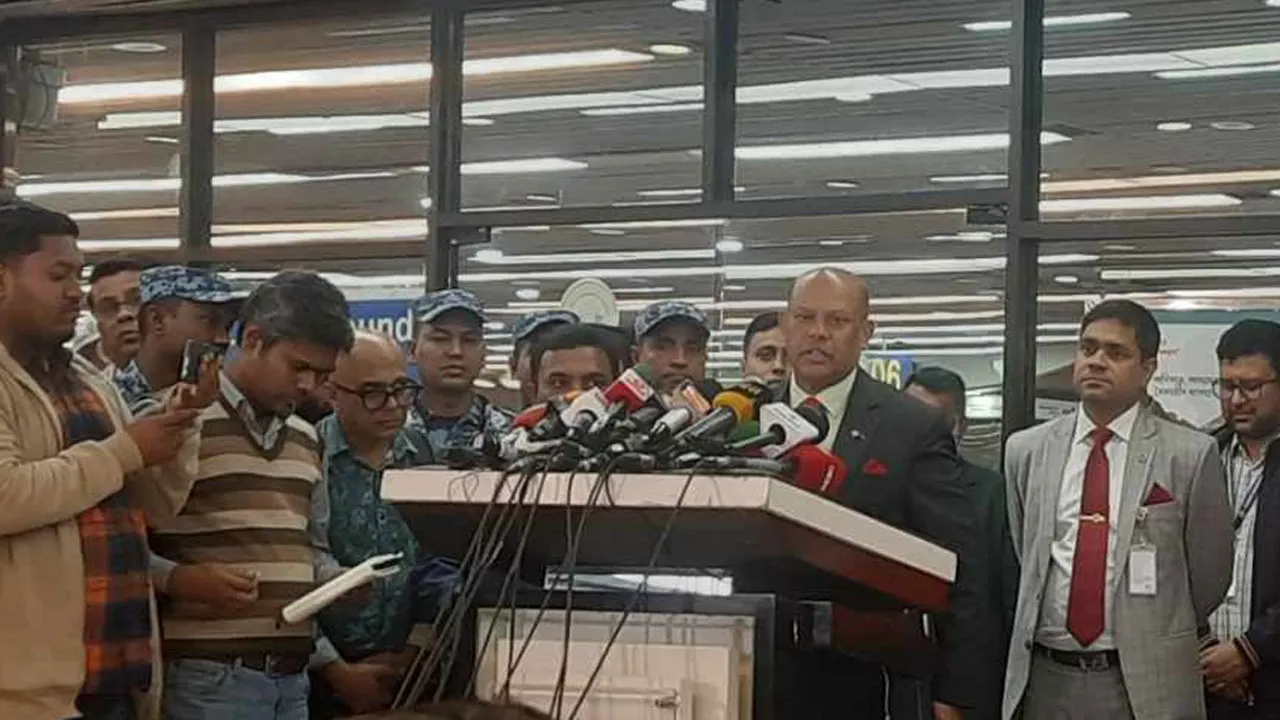 ম্যাসেজ পেয়ে দুইটা ব্যাগ সন্দেহ করেছিলাম : বেবিচক চেয়ারম্যান