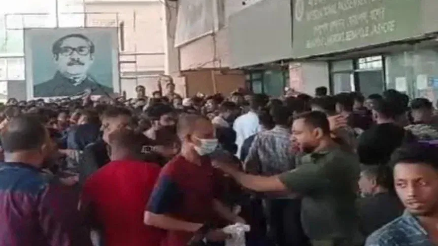 বেনাপোলে ভারতগামী যাত্রীদের লাঠিপেটা পুলিশের, আহত ১০