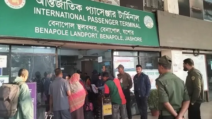 বেনাপোল বন্দরে তুলে নেওয়া হলো পুলিশ