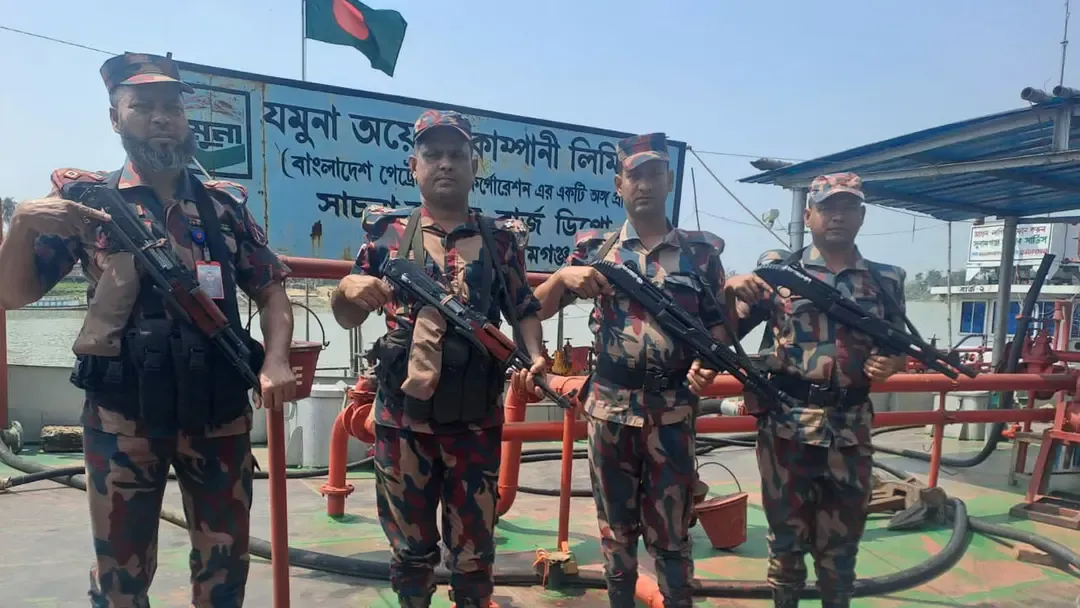 শৃঙ্খলা রক্ষায় তেলের ডিপোতে বিজিবি মোতায়েন