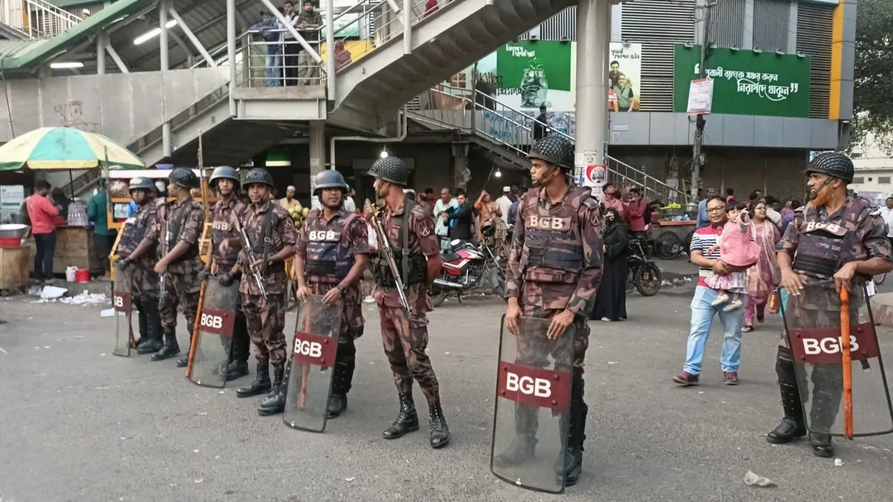 শাহবাগে যৌথবাহিনীর সতর্ক অবস্থান