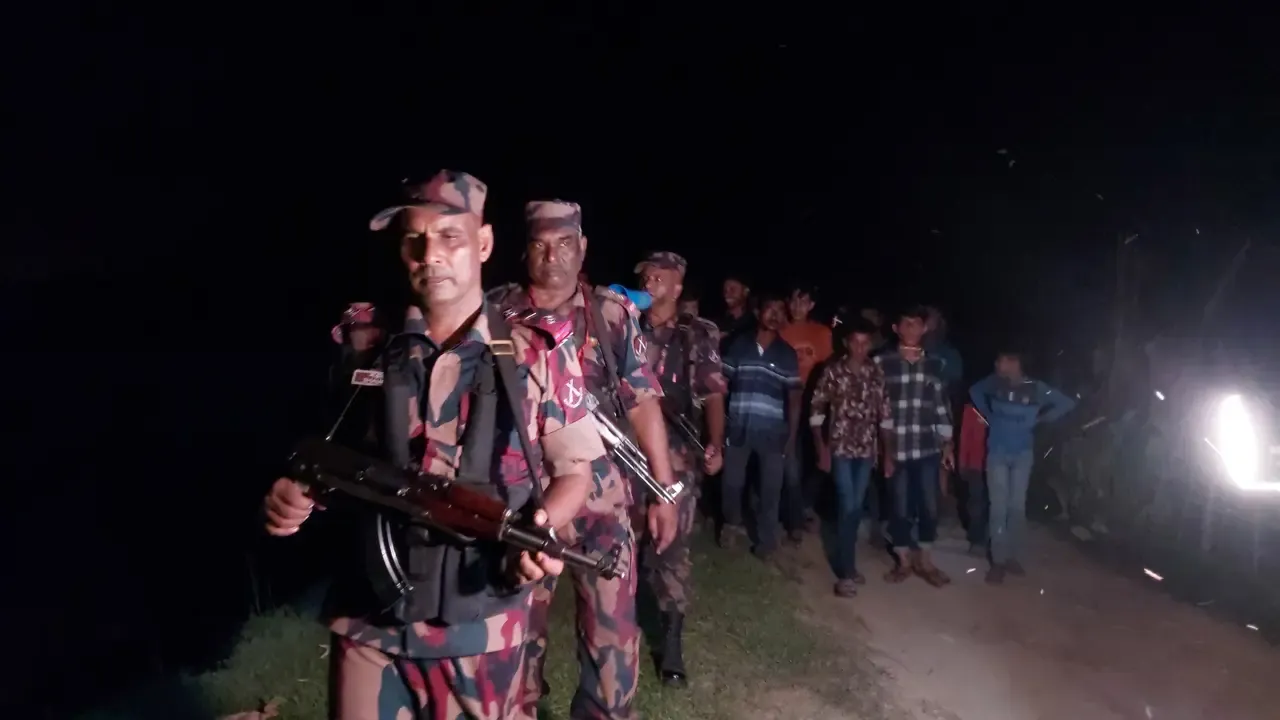 পুশইন ঠেকাতে সীমান্তে বিজিবির সঙ্গে পাহারায় গ্রামবাসী