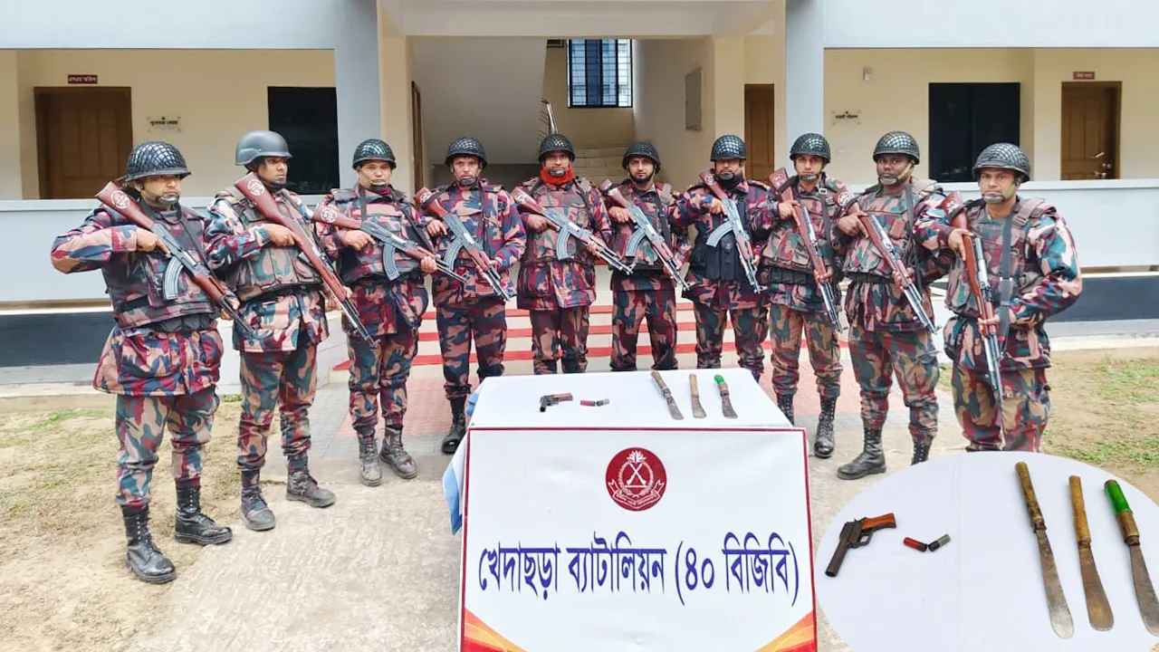 ভারতীয় সীমান্ত থেকে পিস্তল-গুলি ও অস্ত্র উদ্ধার