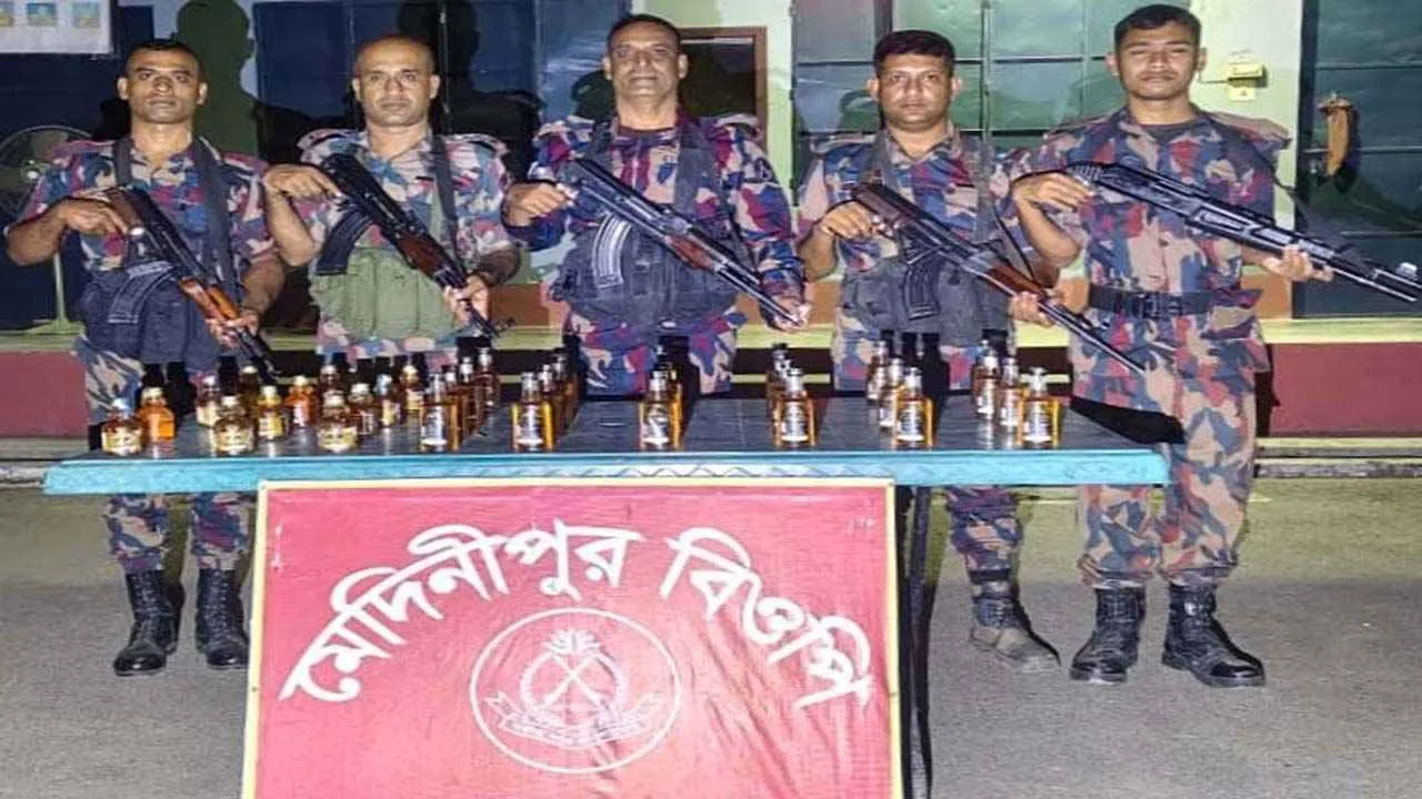 চুয়াডাঙ্গা সীমান্তে বিজিবির অভিযানে ৩৫ বোতল ভারতীয় মদ উদ্ধার