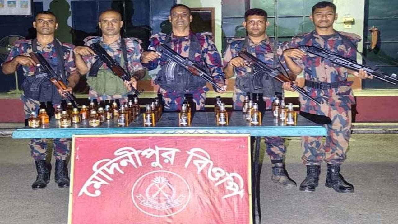 চুয়াডাঙ্গা সীমান্তে বিজিবির অভিযানে ৩৫ বোতল ভারতীয় মদ উদ্ধার