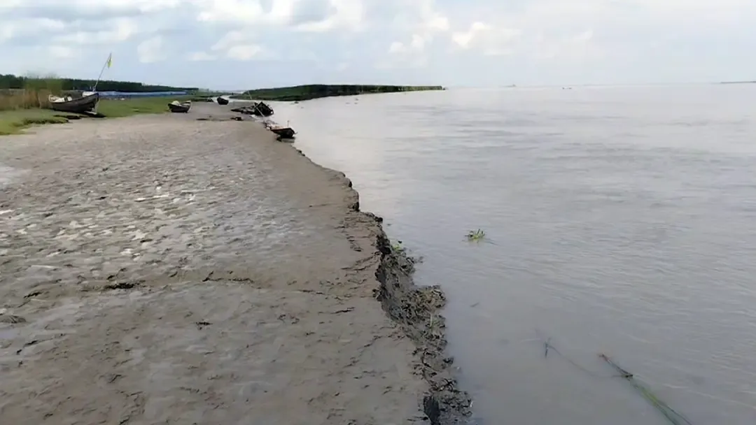 মেঘনায় তীব্র ঢেউ, মায়ের চোখের সামনেই নিখোঁজ শিশু
