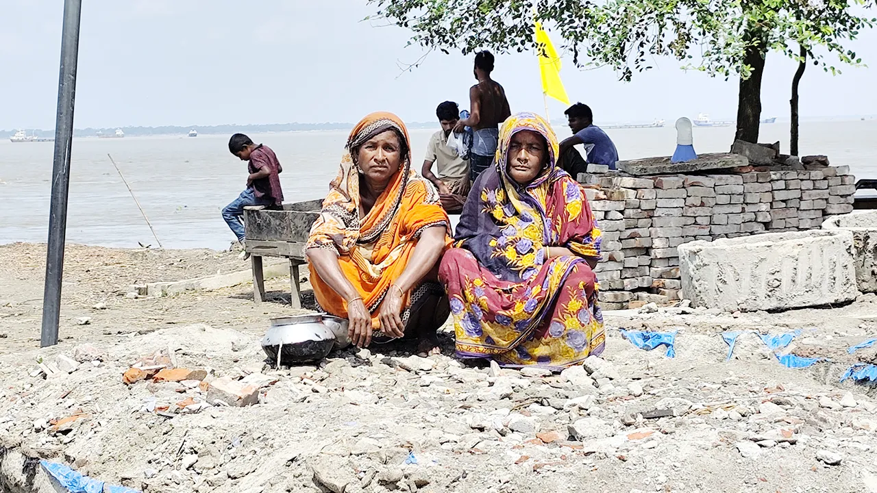 এক রাতেই বিলীন ঘরবাড়ি, খোলা আকাশের নিচে শতাধিক পরিবার