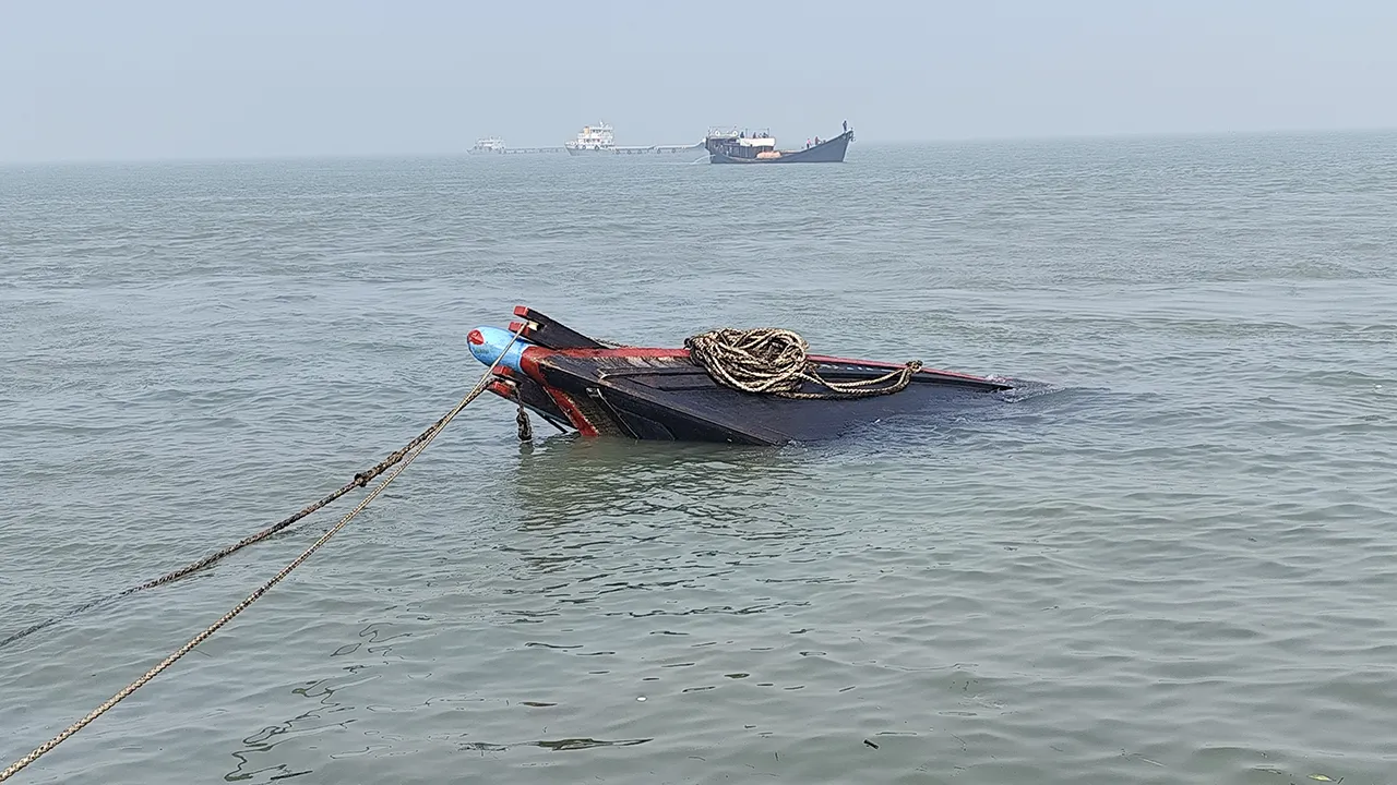 কার্গো জাহাজের ধাক্কায় ৩০০ মণ লবণসহ ডুবে গেল নৌকা