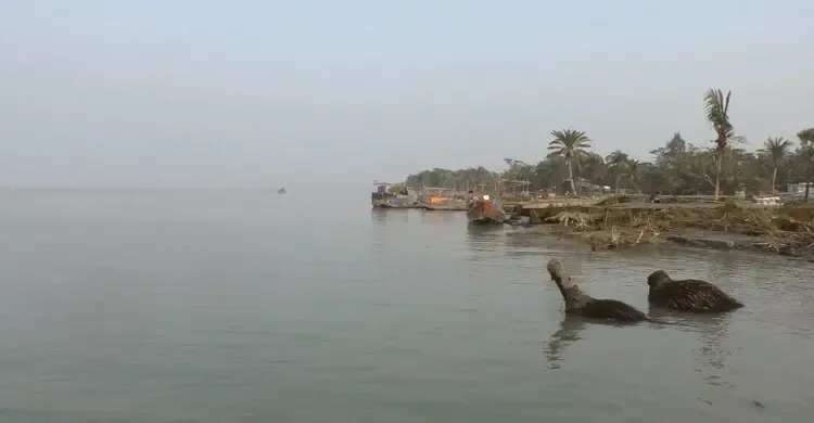 নেই বেড়িবাঁধ, পানির সঙ্গে যুদ্ধ করে বেঁচে আছেন ১২ হাজার মানুষ