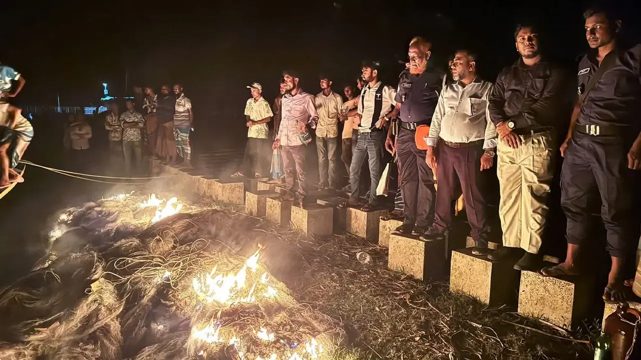 নিষেধাজ্ঞা অমান্য করে ইলিশ শিকার
