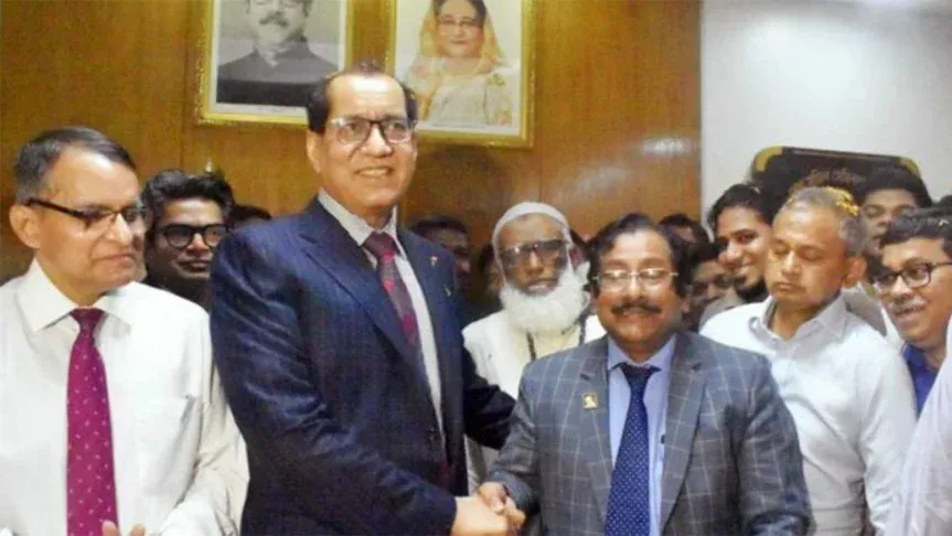বিএসএমএমইউর উপাচার্যের দায়িত্ব নিলেন ডা. নূরুল হক